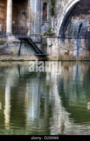 Le fasi che conducono in basso verso il fiume Avon dallo storico Pulteney Bridge nella città di Bath, Somerset, GB Foto Stock