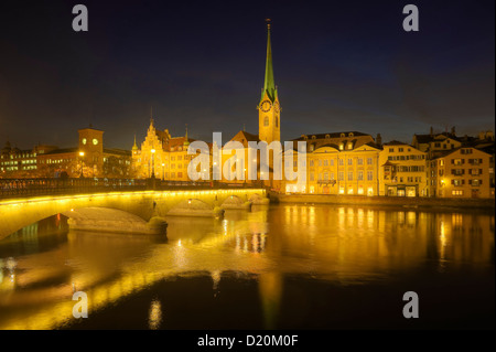 Munster ponte con Frauenmunster al crepuscolo, Zurigo, Svizzera Foto Stock