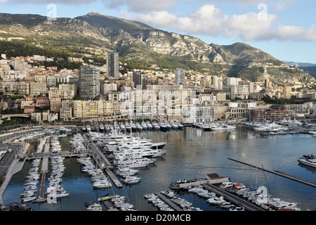 Guardando verso il basso sulla nuova città e sul porto di Monte Carlo Monaco Foto Stock
