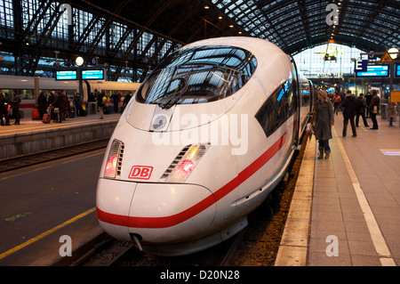 InterCity Express train, Hauptbahnhof (stazione principale), Colonia, Germania. Foto Stock