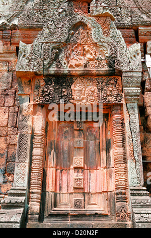 Un architrave scolpito e porta al Wat Phu Champasak nel sud del Laos, in Indocina. Foto Stock