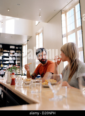 Gli ospiti di mangiare chips, patatine fritte nel ristorante dell'Hotel Lloyd, Zeeburg, Amsterdam, Paesi Bassi Foto Stock