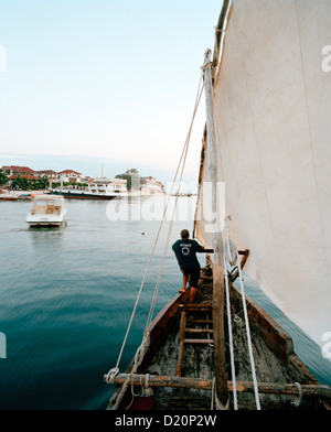 Crociera su Dhow di sera avanti Forodhani beach, Serena Inn Hotel sulla punta occidentale di Stone Town Zanzibar, Tanzania, East Af Foto Stock