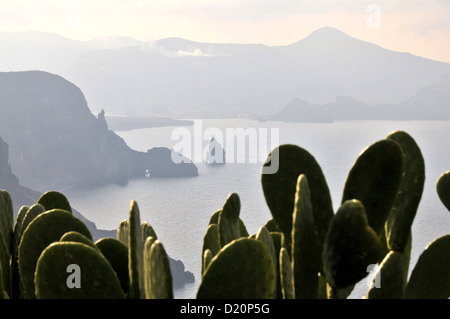 La Westcoast dell isola di Lipari con Isola di Vulkano, Isole Eolie, in Sicilia, Italia Foto Stock