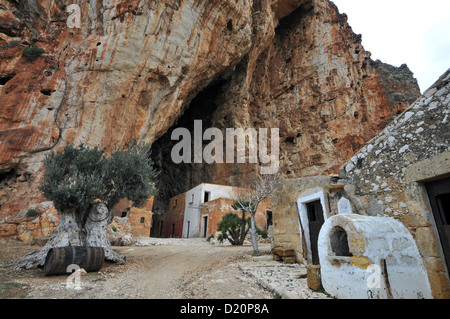 Grotta Mangiapane a monte Cofano, Monte Cofano, Trapani, Sicilia, Italia Foto Stock