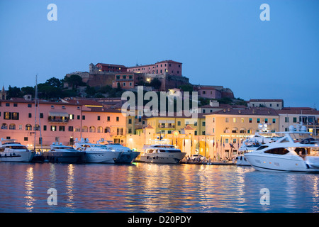 Barche a marina di sera, Portoferraio, Isola d'Elba, Toscana, Italia, Europa Foto Stock