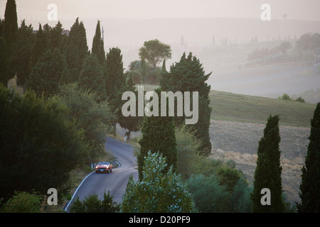 Vintage auto sulla strada di un paese a Montalcino regione al crepuscolo, Toscana, Italia, Europa Foto Stock