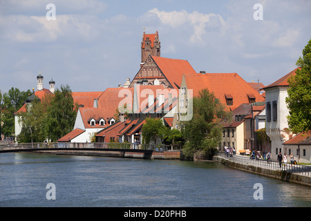 Passeggiata lungo il canale Isar e la chiesa di Santo Spirito, Landshut, Bassa Baviera, Baviera, Germania, Europa Foto Stock