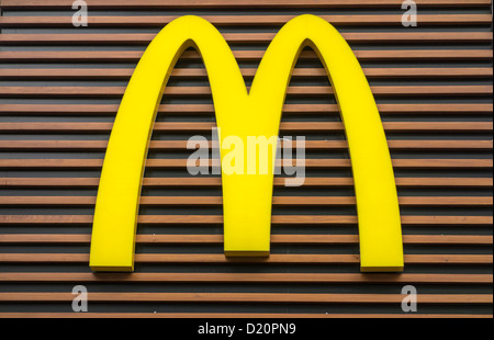 Il logo di McDonald sulla parete Foto Stock