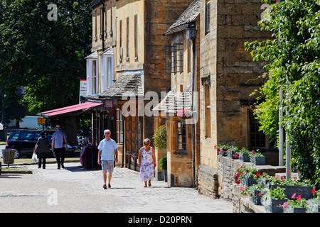Persone a High Street, Broadway, Worcestershire, Cotswolds, Inghilterra, Gran Bretagna, Europa Foto Stock