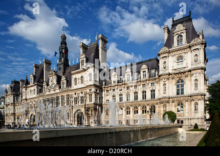 Hotel de Ville sotto il cielo velato, Rue de Rivoli, Paris, Francia, Europa Foto Stock