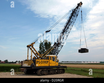 La Kobelco 7035 è una gru per pilotaggio utilizzata in progetti di costruzione per l'inserimento di pali nel terreno. Nota per la sua stabilità e precisione, è una macchina fondamentale per lavori di fondazione e costruzioni pesanti. Foto Stock
