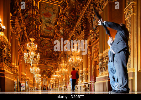 Le persone al Grand Hall dell'Opera Garnier, Parigi, Francia, Europa Foto Stock