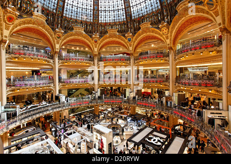 Persone presso il grande magazzino Galeries Lafayette, Paris, Francia, Europa Foto Stock