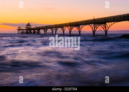 Il molo vittoriano in Severn Estuary di Clevedon, North Somerset, Inghilterra. Foto Stock