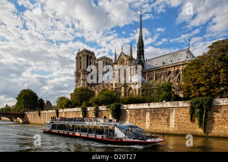 Gita in barca sul fiume Senna, Ile de la Cite e la Cattedrale di Notre Dame, Paris, Francia, Europa Foto Stock