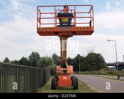 Il sollevamento del braccio telescopico JLG 1200SJP è una macchina da costruzione versatile progettata per le operazioni a sbraccio elevato. Grazie al braccio e alla piattaforma estensibili, viene utilizzato in progetti di costruzione, manutenzione e industriali in cui è richiesto l'accesso ad aree elevate. Foto Stock