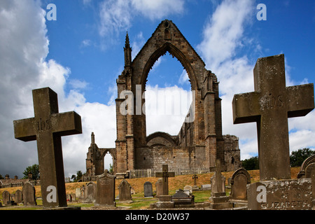 Le rovine di Bolton Abbey sotto il cielo velato, Yorkshire Dales National Park, Yorkshire Dales, nello Yorkshire, Inghilterra, Gran Bretagna, Foto Stock