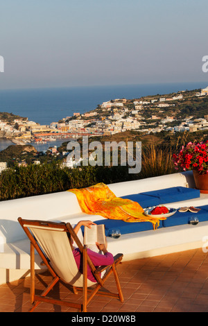 La terrazza dell'affitto vacanze Gabbiano, Isola di Ponza e isole Pontine, Lazio, l'Italia, Europa Foto Stock