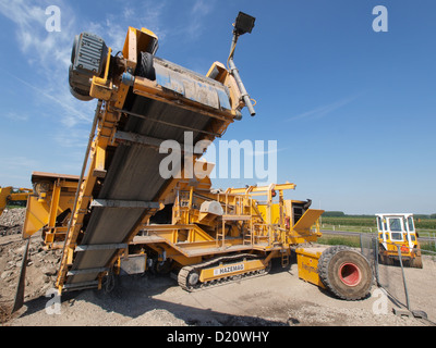 Il frantoio Hazemag è una macchina industriale progettata per frantumare rocce e minerali nelle industrie minerarie e degli inerti. Viene utilizzato per suddividere i materiali di grandi dimensioni in dimensioni più piccole e più gestibili per la lavorazione e l'ulteriore utilizzo nella costruzione e nella produzione. Foto Stock