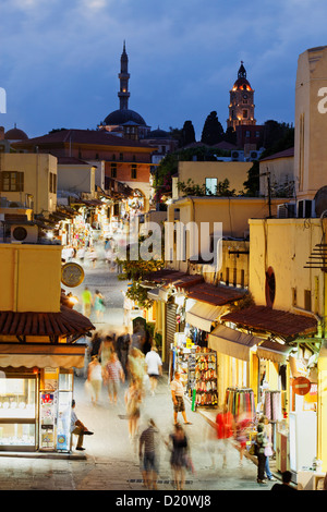 Persone in Socrates street di sera, la città vecchia di Rodi, rodi, Dodecanneso isole, Grecia, Europa Foto Stock
