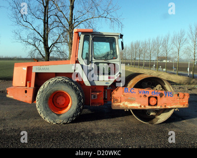 Il rullo compressore Hamm è un veicolo da costruzione utilizzato per lavori di compattazione, in genere nella costruzione di strade e nella posa di asfalto. È noto per la sua durata ed efficienza nella creazione di superfici lisce e compatte. Foto Stock