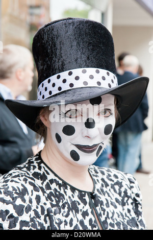 Il Southwell Folk Festival 2012 con una femmina di molly ballerino in un top nero hat, il suo volto dipinto con la Polka Dots Foto Stock