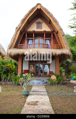 Tetto di Paglia bungalow sulla costa nord est di Bali, Indonesia. Foto Stock