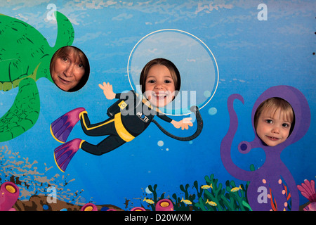 La foto di famiglia del due bambini con la loro nonna a Sarasota Florida Aqaurium Foto Stock