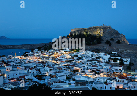 Vista sui tetti e sulla Acropoli di sera, Lindos, RODI, DODECANNESO isole, Grecia, Europa Foto Stock