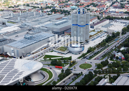 Angolo di Alta Vista della BMW AG sede del sito, Monaco di Baviera, Baviera, Baviera, Germania, Europa Foto Stock