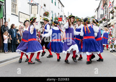 Il Southwell Folk Festival 2012 con morris danzatori vestiti di blu, rosso e bianco Foto Stock
