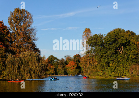 Il lago Kleinhesseloher Vedi in autunno, Englischer Garten, il Giardino Inglese Schwabing Monaco di Baviera, Baviera, Baviera, Germania, Europ Foto Stock