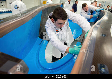 Bognor, UK. Il 10 gennaio 2013. Andy Green OBE vede il suo 1000mph auto prendendo forma a Sussex impresa. I principali materiali compositi in fibra di carbonio fabbricante URT basato a Bognor stanno costruendo la fibra di carbonio monoscocca. Gli ingegneri della costruzione in fibra di carbonio del driver "vasca". Foto Stock