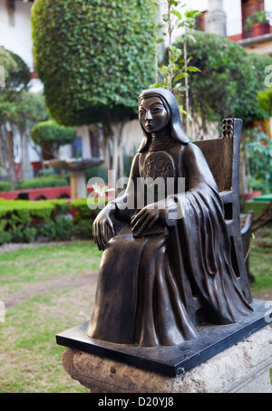 Statua di Sor Juana all Università Claustro de Sor Juana, precedentemente il suo monastero, a Città del Messico DF Foto Stock