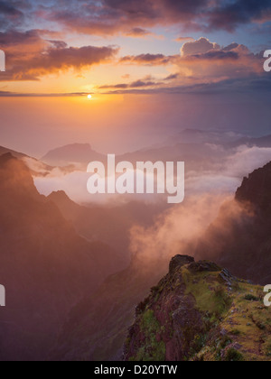 Sunrise a Miradouro Ninho da Manta, Pico do Arieiro, Madeira, Portogallo Foto Stock