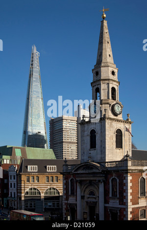 La Shard edificio e San Giorgio Martire chiesa, Southwark, Londra Foto Stock