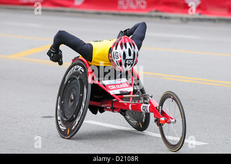 Stati Uniti Illinois Chicago 2012 35th Maratona di Chicago concorrente sedia a rotelle accelera come egli si avvicina alla 26-Mile punto Foto Stock