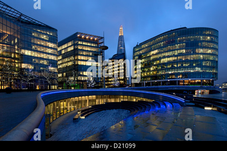 Ufficio moderno blocchi, la shard Building, il convogliatore su southbank, Southwark di notte, Londra, Inghilterra Foto Stock