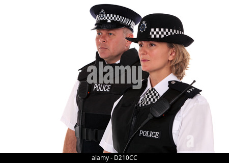 Studio shot di maschio e femmina British ufficiali della polizia in uniforme di indossare giubbotti antiproiettile. Foto Stock