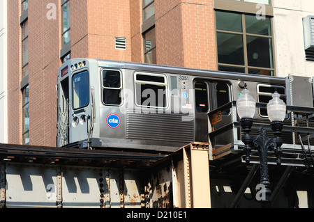 Stati Uniti Illinois Chicago CTA Rapid Transit Linea Arancione elevato treno percorre le vie su una struttura sopraelevata. Foto Stock