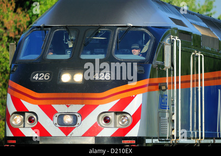 Bartlett, Illinois, Stati Uniti d'America. Metra treno dei pendolari che arrivano in Bartlett, Illinois con un carico di pendolari sul loro modo a casa dal lavoro in Chicago. Foto Stock