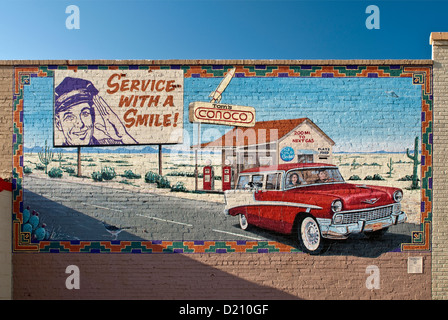 1956 Chevrolet Bel Air Station Wagon e la storica stazione di gas nel murale di Clovis in Great Plains area del Nuovo Messico, STATI UNITI D'AMERICA Foto Stock