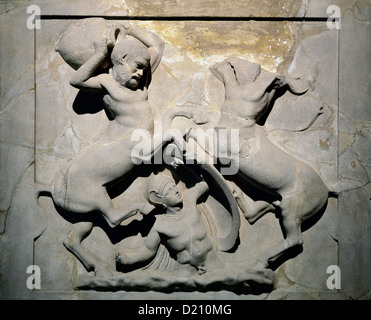 Fenicio. Lycian sarcofago. 5 BC. Realizzata in marmo di Paros. Dettaglio. La Battaglia dei centauri e Lapiths. Hero Caeneus. Foto Stock