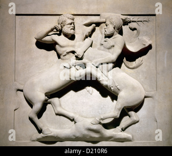 Fenicio. Lycian sarcofago. 5 BC. Realizzata in marmo di Paros. Dettaglio. La Battaglia dei centauri. Necropoli reale di Sidone. Il Libano Foto Stock