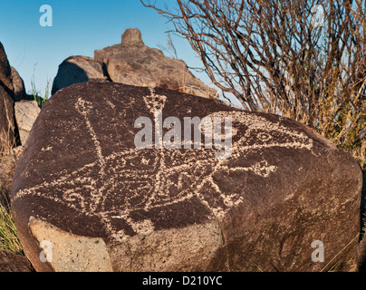Bighorn colpire con le frecce, Jornada Mogollon stile arte rupestre a tre fiumi Petroglyph Sito, Nuovo Messico, STATI UNITI D'AMERICA Foto Stock