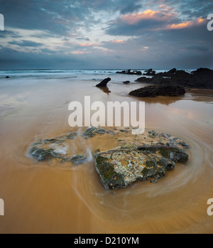 Rocce sulla spiaggia, Barrika, Golfo di Biscaglia, Asturias, Spagna Foto Stock