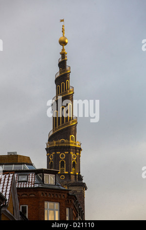 Il campanile della chiesa di quartiere Christianshavn, Copenaghen, Danimarca, Europa Foto Stock