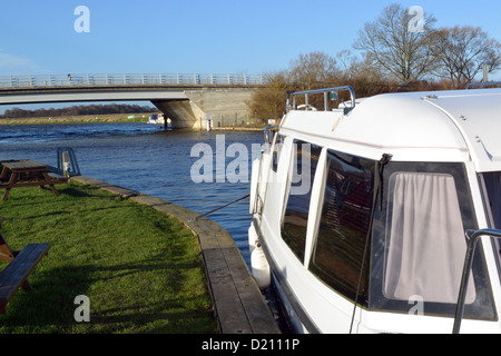 Broads cruiser ormeggiati alla Acle Bridge Inn sul fiume Bure vicino Acle Bridge, Norfolk Broads National Park Foto Stock