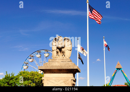 Stati Uniti Illinois South Elgin guerra mondiale I Memorial e la ruota panoramica Ferris in estate fiera della comunità. Foto Stock